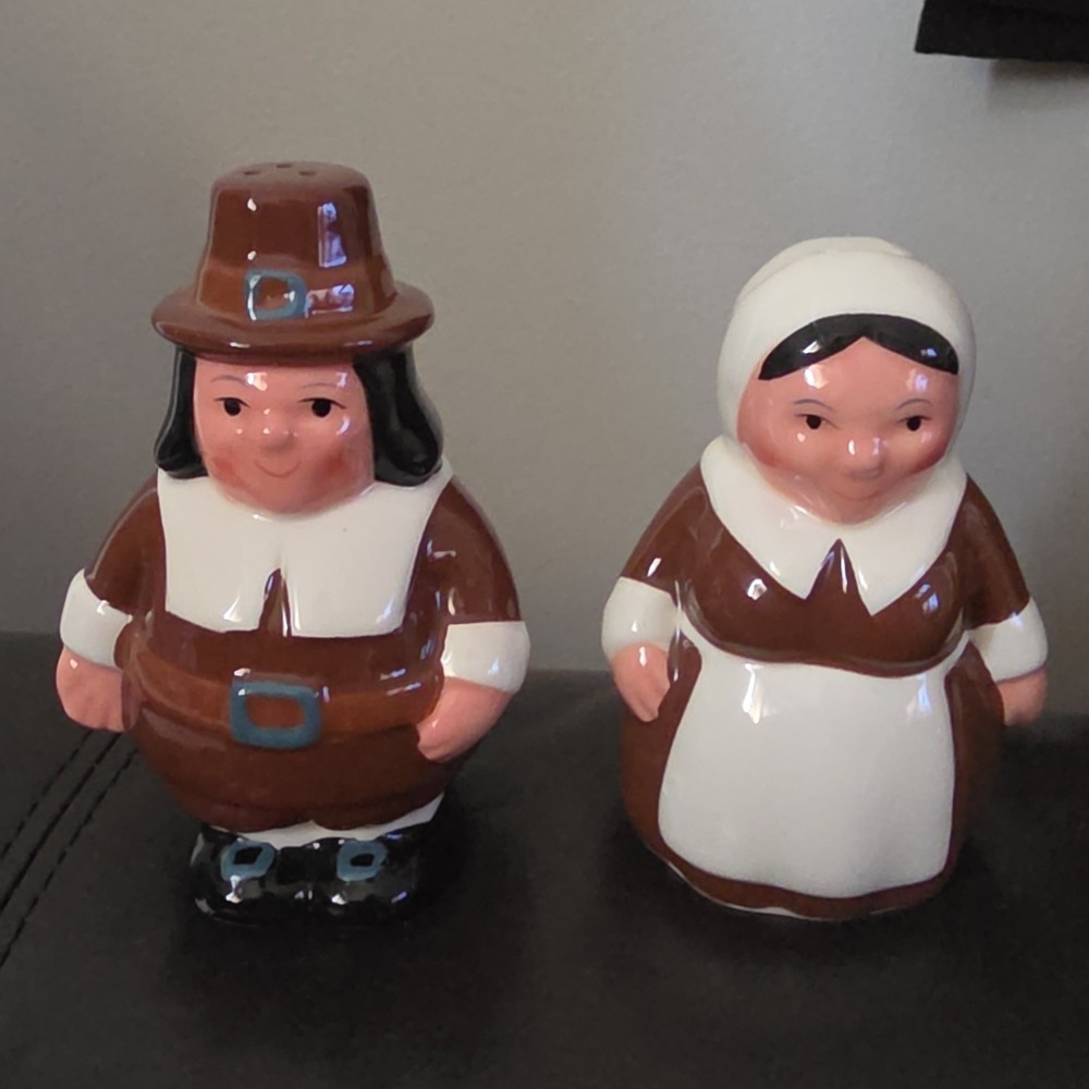 Publix The Pilgrim Pair Porcelain Salt & Pepper Shakers 2004 Thanksgiving In Box